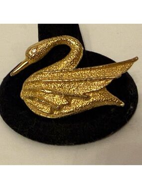 VINTAGE DFA SIGNED BROOCH GOLD TONE SWAN RHINESTONE EYE